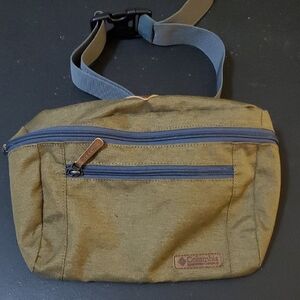 Columbia Olive Fanny Pack with Gray Accents Used In Great Condition